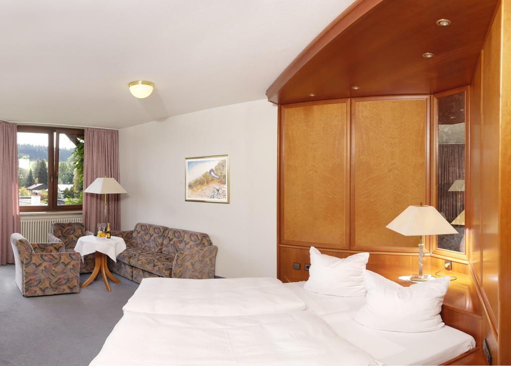 Hotel Hohe Linde 이스니임알가우 객실 사진