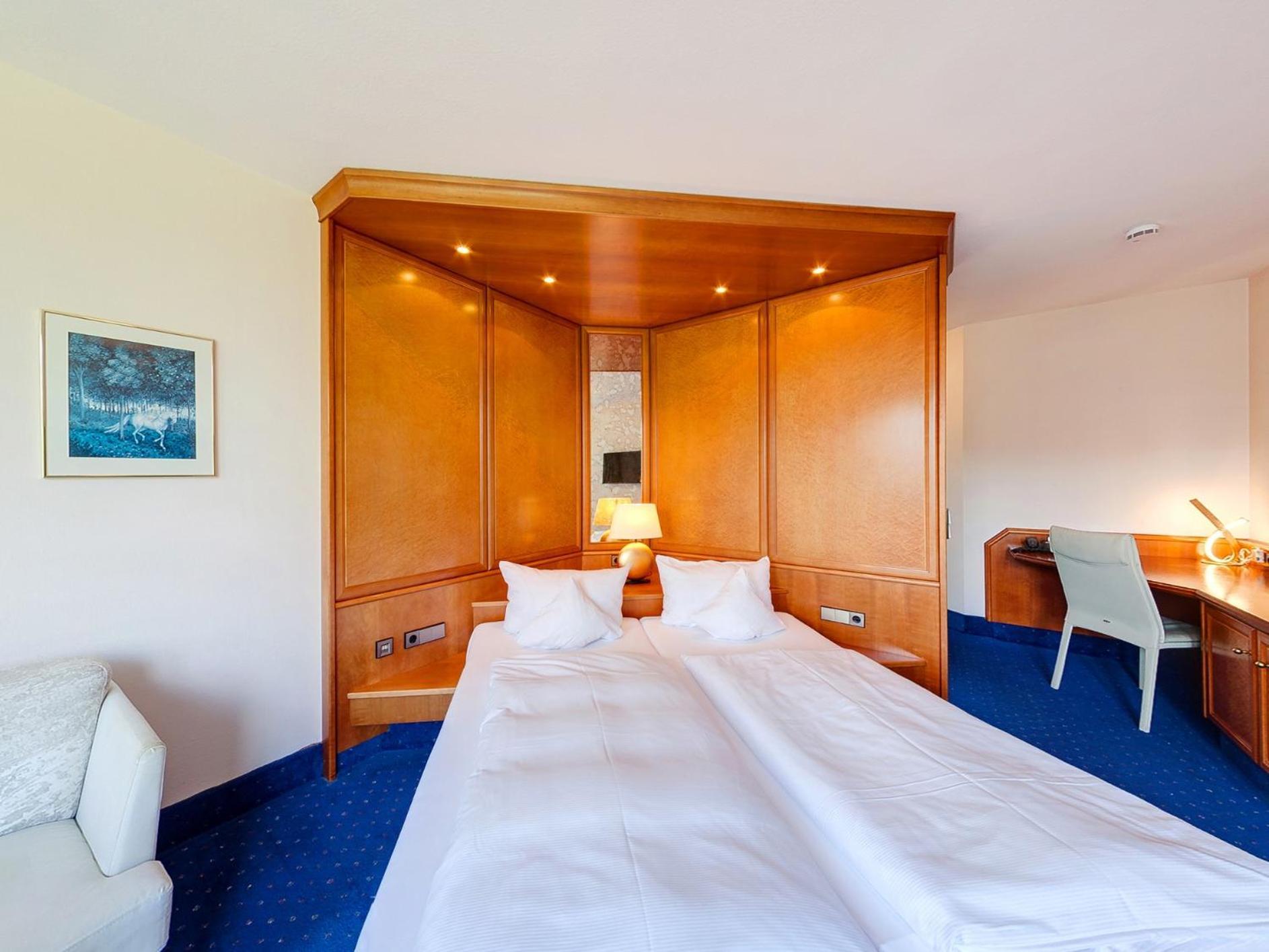 Hotel Hohe Linde 이스니임알가우 외부 사진